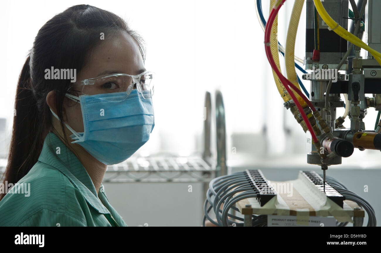 Ein vietnamesischer Mitarbeiter der Firma Pepperl & Fuchs überwacht die Produktion im Werk des Unternehmens in Ho-Chi-Minh-Stadt, Vietnam, 19. September 2012. Pepperl & Fuchs beschäftigt 5.200 Menschen weltweit Ameise produziert elektronischen Sensoren und Komponenten für den Explosionsschutz, unter anderem. Foto: SOEREN STACHE Stockfoto