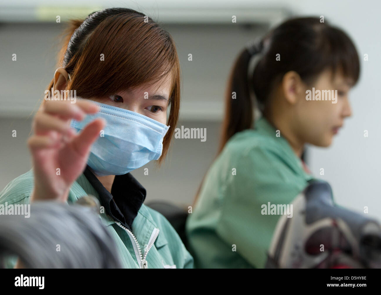 Vietnamesische Mitarbeiter der Firma Pepperl & Fuchs überwachen die Produktion im Werk des Unternehmens in Ho-Chi-Minh-Stadt, Vietnam, 19. September 2012. Pepperl & Fuchs beschäftigt 5.200 Menschen weltweit Ameise produziert elektronischen Sensoren und Komponenten für den Explosionsschutz, unter anderem. Foto: SOEREN STACHE Stockfoto