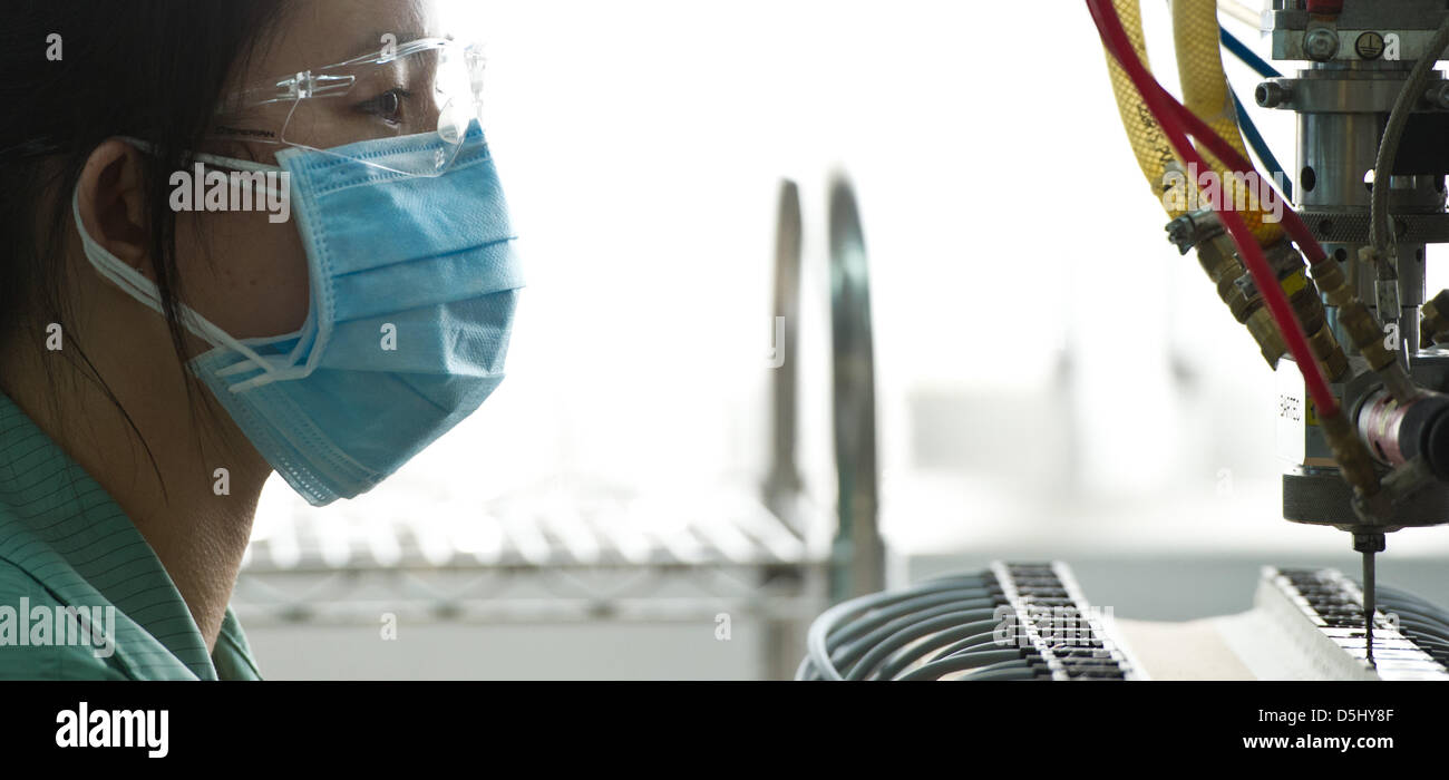 Ein vietnamesischer Mitarbeiter der Firma Pepperl & Fuchs überwacht die Produktion im Werk des Unternehmens in Ho-Chi-Minh-Stadt, Vietnam, 19. September 2012. Pepperl & Fuchs beschäftigt 5.200 Menschen weltweit Ameise produziert elektronischen Sensoren und Komponenten für den Explosionsschutz, unter anderem. Foto: SOEREN STACHE Stockfoto