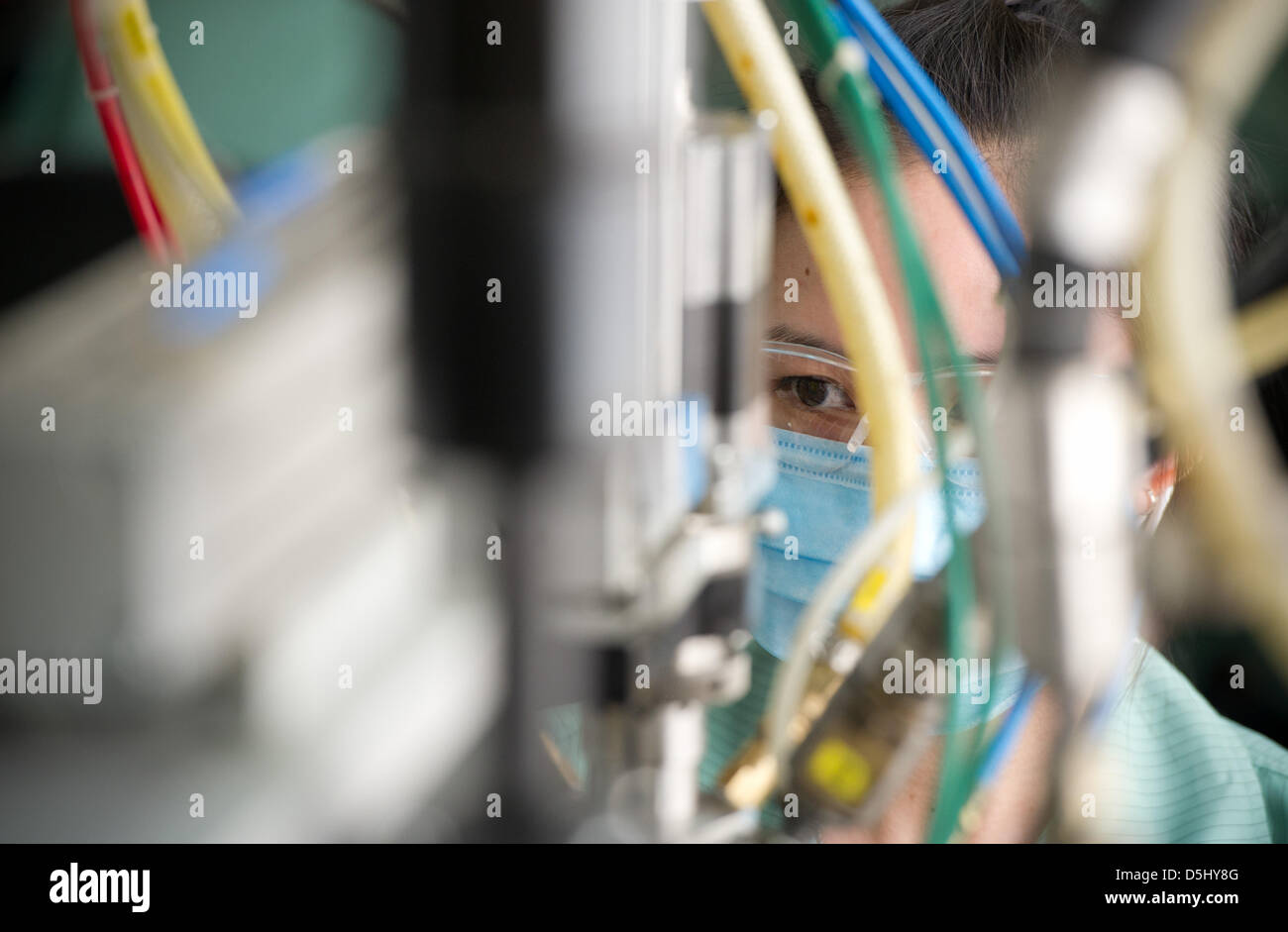 Ein vietnamesischer Mitarbeiter der Firma Pepperl & Fuchs überwacht die Produktion im Werk des Unternehmens in Ho-Chi-Minh-Stadt, Vietnam, 19. September 2012. Pepperl & Fuchs beschäftigt 5.200 Menschen weltweit Ameise produziert elektronischen Sensoren und Komponenten für den Explosionsschutz, unter anderem. Foto: SOEREN STACHE Stockfoto