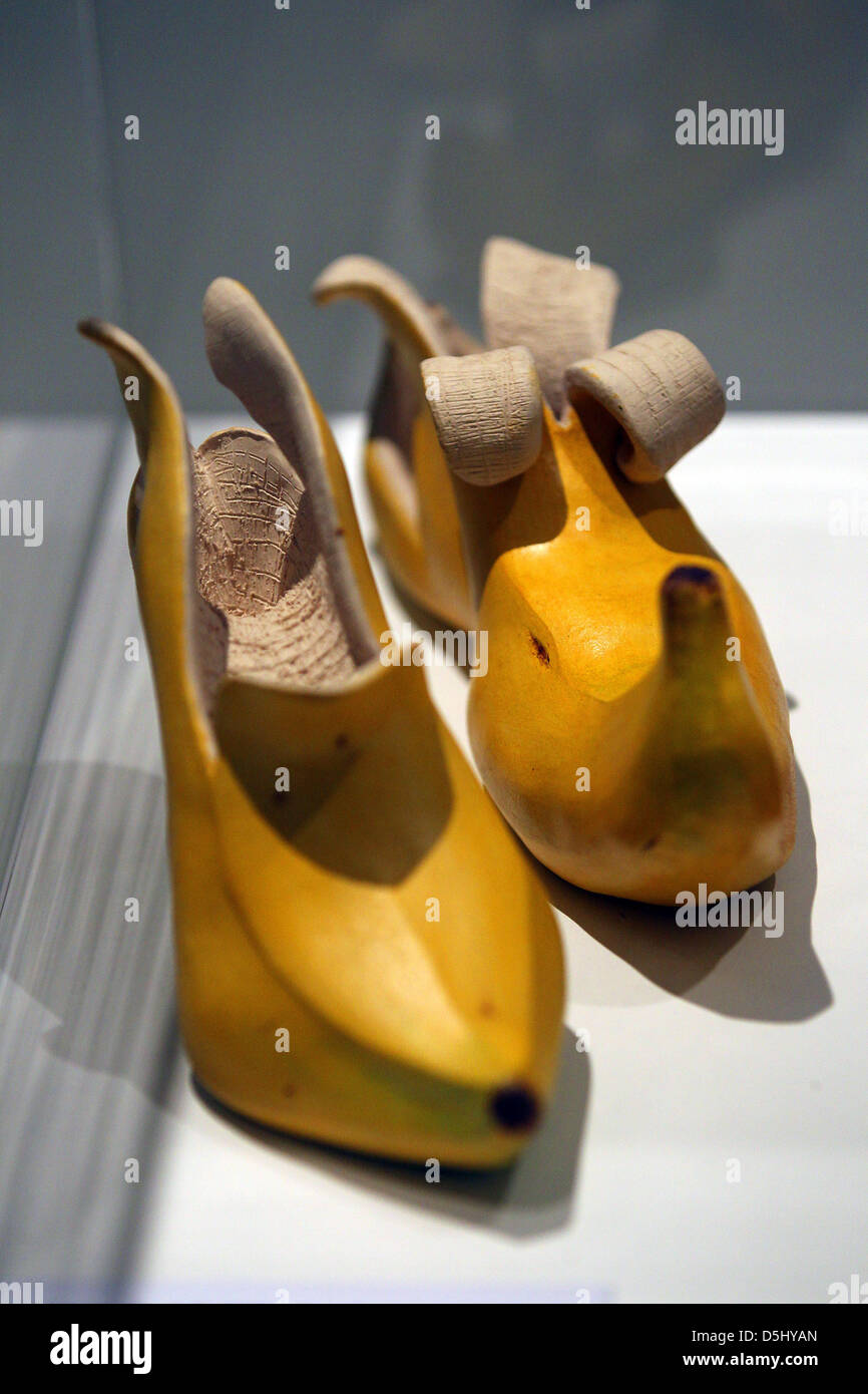 Die "Banana Shoes" von Designer Gilla Cardaun sind auf dem Display in Bonn,  Deutschland, 19. September 2012. Die Ausstellung "Schuh-Tic" präsentiert  Schuhe aus so weit zurück in der Geschichte als die Ära