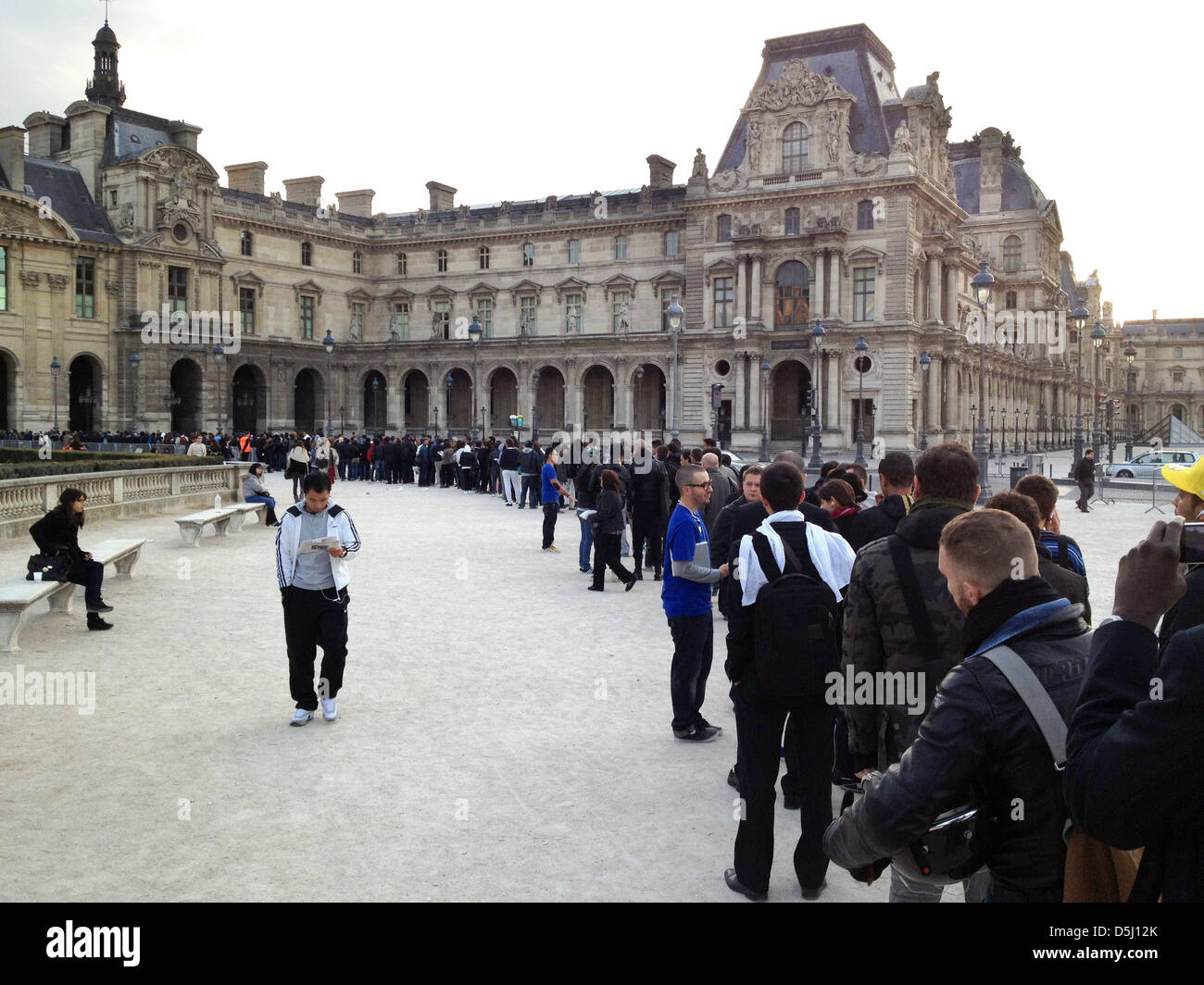 Eine lange Schlange ist sichtbar vor einem Apple Store im Carrousel du Louvre an der Verkaufsstart des neuen iPhone 5 in Paris, Frankreich, 21. September 2012. Mitarbeiter von Apple versuchte vergeblich, den Verkaufsstart des iPhone 5 auf das Flaggschiff zu stoppen speichert Louvre-Museum und Opéra Garnier. Die Union forderte SUD Streiks. Foto: Ansgar Haase Stockfoto