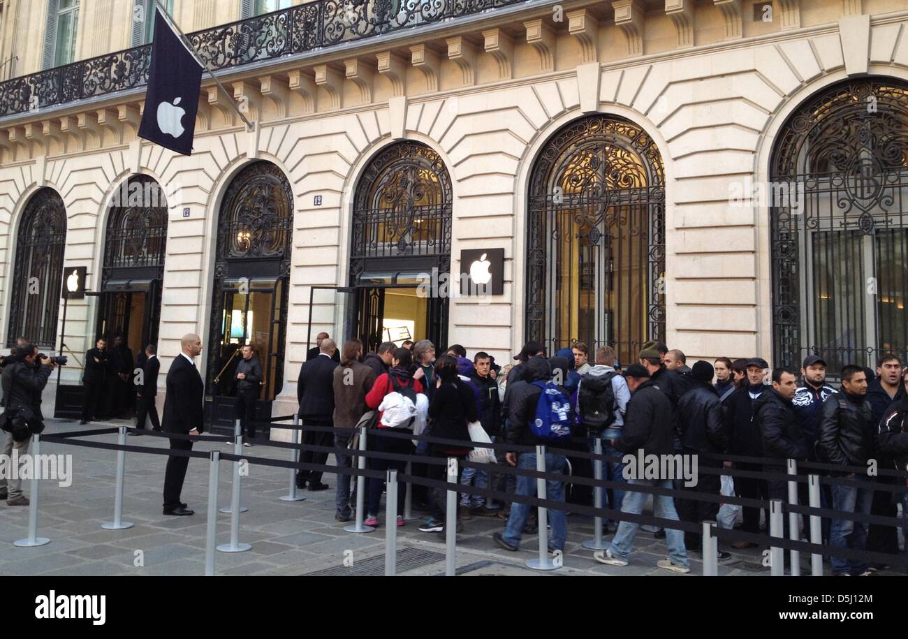 Eine lange Schlange ist sichtbar vor einem Apple Store im Carrousel du Louvre an der Verkaufsstart des neuen iPhone 5 in Paris, Frankreich, 21. September 2012. Mitarbeiter von Apple versuchte vergeblich, den Verkaufsstart des iPhone 5 auf das Flaggschiff zu stoppen speichert Louvre-Museum und Opéra Garnier. Die Union forderte SUD Streiks. Foto: Ansgar Haase Stockfoto