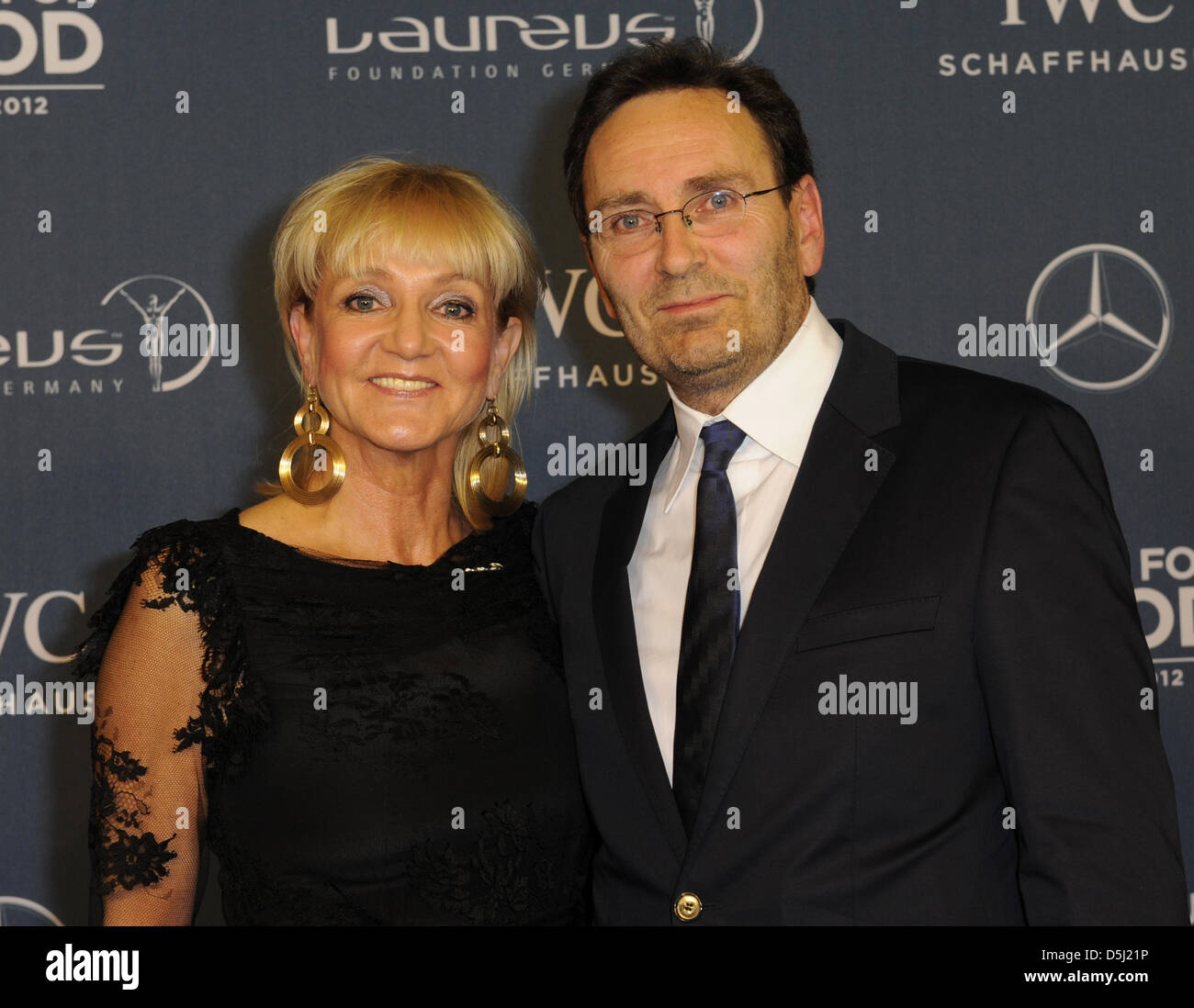 Im Ruhestand Skirennläufer Christa Kinshofer und ihr Ehemann Erich Rimbeck kommen auf der Charity-Gala für die Laureus Sport für gutes Wochenende in die Kleine Olympiahalle in München, Deutschland, 21. September 2012. Spenden gehen an die Laureus Sports für Good Foundation Deutschland. Foto: Ursula Düren Stockfoto