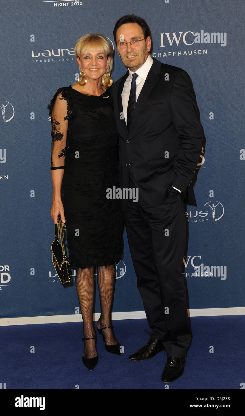 Im Ruhestand Skirennläufer Christa Kinshofer und ihr Ehemann Erich Rimbeck kommen auf der Charity-Gala für die Laureus Sport für gutes Wochenende in die Kleine Olympiahalle in München, Deutschland, 21. September 2012. Spenden gehen an die Laureus Sports für Good Foundation Deutschland. Foto: Ursula Düren Stockfoto