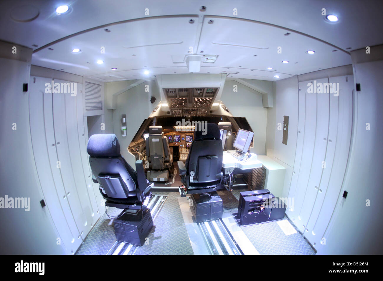 Das Cockpit des neuen Flugsimulator Boeing 747-8 ist bei der Lufthansa Flight Training Center in Frankfurt am Main, Deutschland, 12. November 2012 abgebildet. Lufthansa präsentiert den neuen Simulator für die Boeing 747-8, größte Flugzeug der Lufthansa-Piloten. Foto: FREDRIK VON ERICHSEN Stockfoto