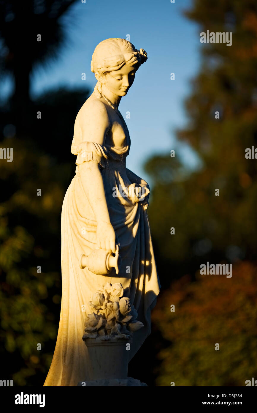 Ballarat Australien / wunderschöne Statue aus viktorianischer Zeit namens Flora in den Botanischen Gärten. Stockfoto