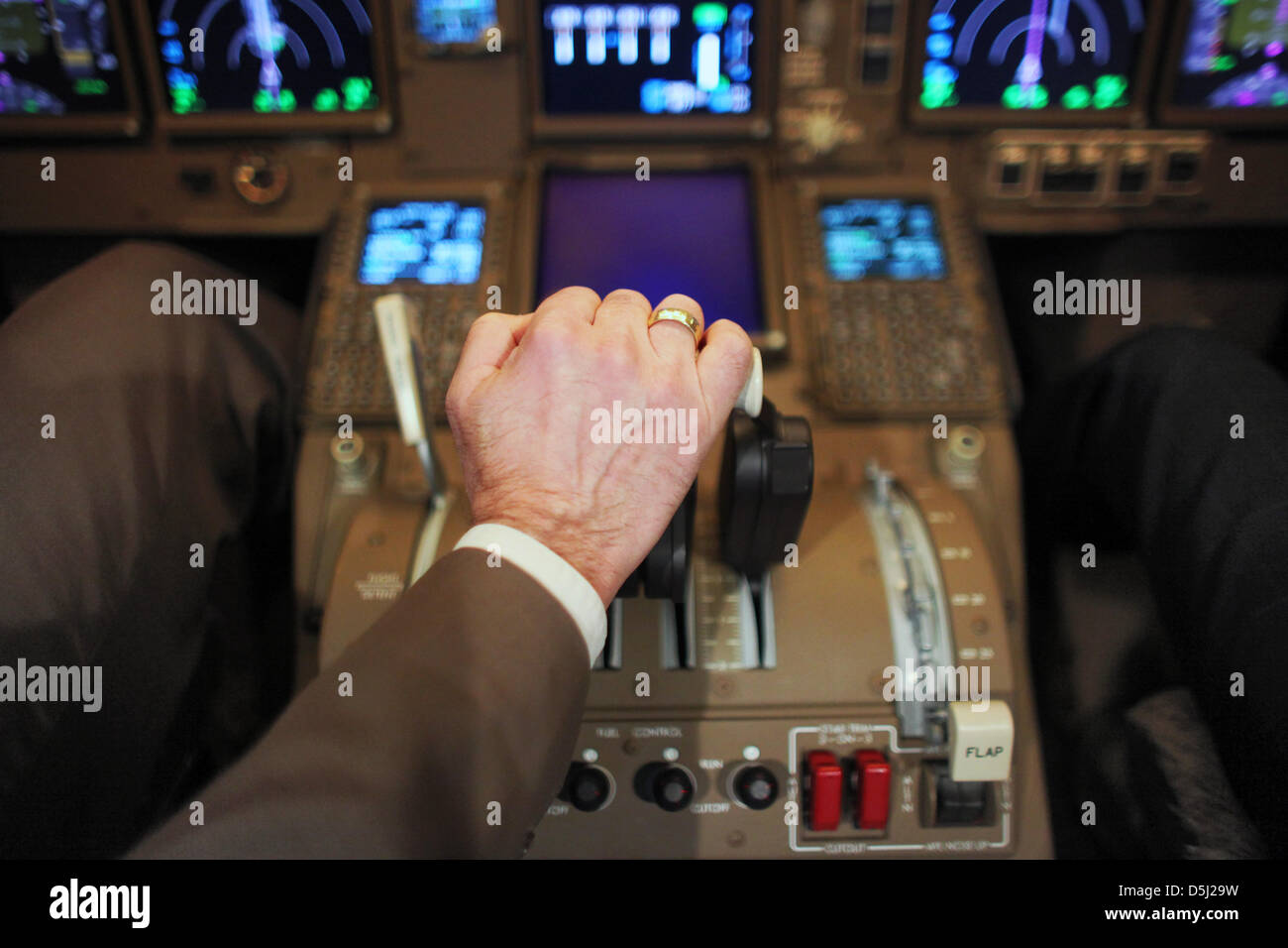 Das Cockpit des neuen Flugsimulator Boeing 747-8 ist bei der Lufthansa Flight Training Center in Frankfurt am Main, Deutschland, 12. November 2012 abgebildet. Lufthansa präsentiert den neuen Simulator für die Boeing 747-8, größte Flugzeug der Lufthansa-Piloten. Foto: FREDRIK VON ERICHSEN Stockfoto