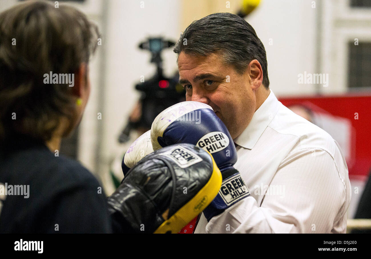 Die Bundesrepublik Leiter der deutschen Sozialdemokraten Sigmar Gabriel nimmt Teil an einer Schulung bei der Frauen Boxing Club "Boxgirls" in Berlin, Deutschland, 12. November 2012. Er erhielt ein Update auf der Club-Sozialarbeit, der bereits mehrere Auszeichnungen erhielt. Foto: Hannibal Stockfoto