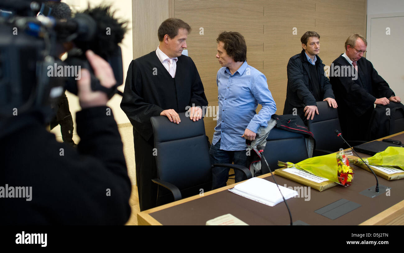 Journalisten Thomas Datt 2 L Und Arndt Ginzel 3 L Sprechen Sie Mit Ihren Anwalten Steffen Soult L Und Ulf Israel R Fur Die Testversion Relacao Das Landgericht In Dresden Deutschland 13 November