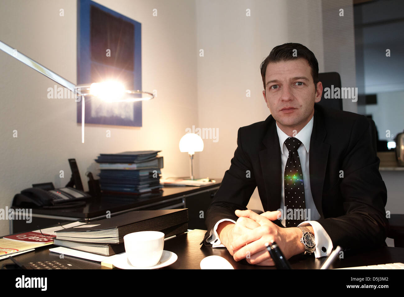 Rechtsanwalt Wolfgang Stahl sitzt an seinem Schreibtisch in seinem Büro in Koblenz, Deutschland, 13. November 2012. Stahl ist der Verteidigers von Beate Zschaepe, die ein Mitglied der extremistische Terrorgruppe NSU und der ersten Grades Morde in zehn Fällen angeklagt ist. Foto: Thomas Frey Stockfoto