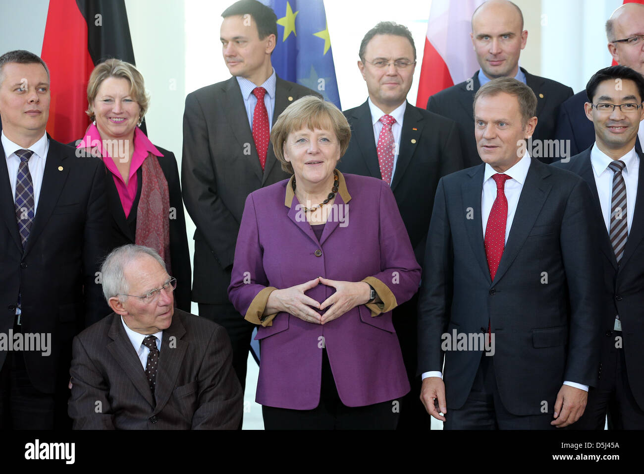 Bundeskanzlerin Angela Merkel (CDU, C) und der polnische Premierminister Donald Tusk (2-R) posieren für ein Familienfoto im Bundeskanzleramt in Berlin, Deutschland, 14. November 2012. Bundesminister der Finanzen Wolfgang Schaeuble (CDU, 3-L), Bundesminister des inneren Hans-Peter Friedrich (CSU, 4-R) und Bundesminister für Wirtschaft Philipp Roesler (FDP, R) sind ebenfalls anwesend. Die G Stockfoto