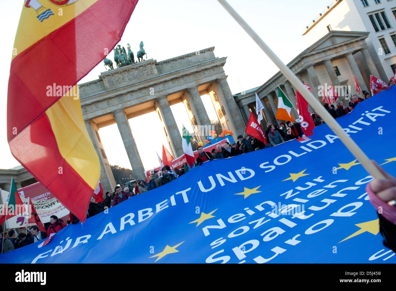 Demonstranten vor dem Brandenburger Tor in Berlin, Gewrmany, 14. November 2012 unter Beweis stellen. Die Bund der Deutschen Gewerkschaftsbund (DGB) Berlin-Brandenburg hatte den Protest der europäischen Aktionstag unter dem Motto "Arbeit und Solidarität - nicht für die soziale Spaltung Europas!" aufgerufen. Foto: MAURIZIO GAMBARINI Stockfoto