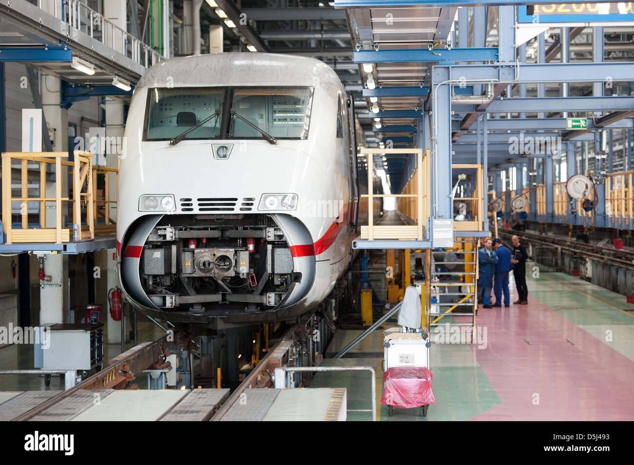 Ein Hochgeschwindigkeitszug ICE Typ2 wird für den Winter an einem Wartungsbetrieb der Eisenbahngesellschaft Deutsche Bahn AG in Berlin, Deutschland, 14. November 2012 vorbereitet. Deutsche Bahn AG Deutsche Bahn Ag bereitet sich bereits für den Winter. 11 neue Schnee-Clearing-Fahrzeuge wurden angeschafft und 36 Einrichtungen schnell auftauen Züge wurden in den Standbymodus versetzen. Foto: Maurizio Gambarini Stockfoto