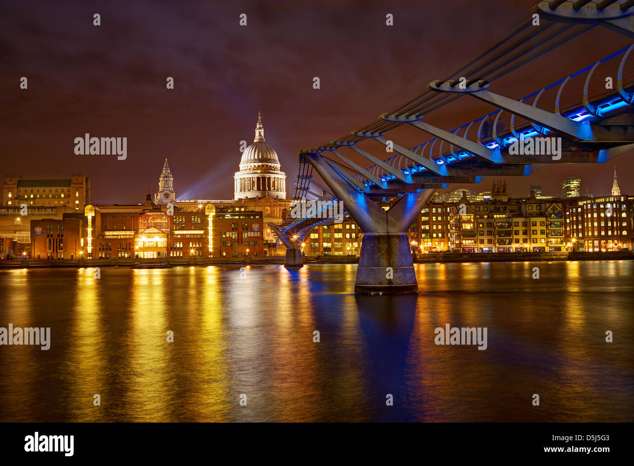 Ein Blick auf St. Paul-Kathedrale und die Millennium Bridge Bankside, auf der Südseite der Themse entnommen Stockfoto
