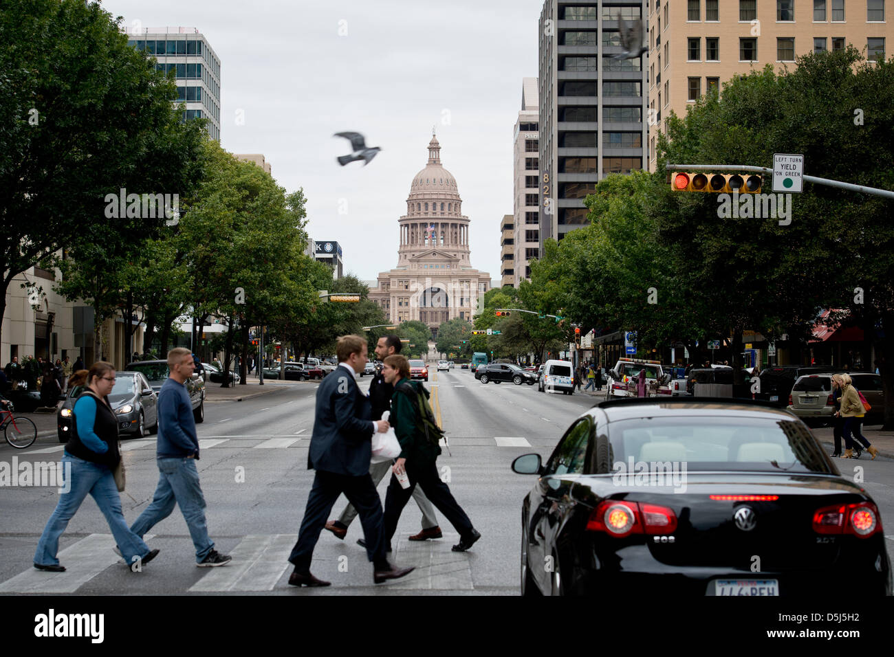 Fußgänger überqueren Sie die Straße vor dem Texas State Capitol in Austin, Texas, USA, 13. November 2012. Die Formel 1 United States Grand Prix statt findet am 18. November 2012. Foto: David Ebener dpa Stockfoto