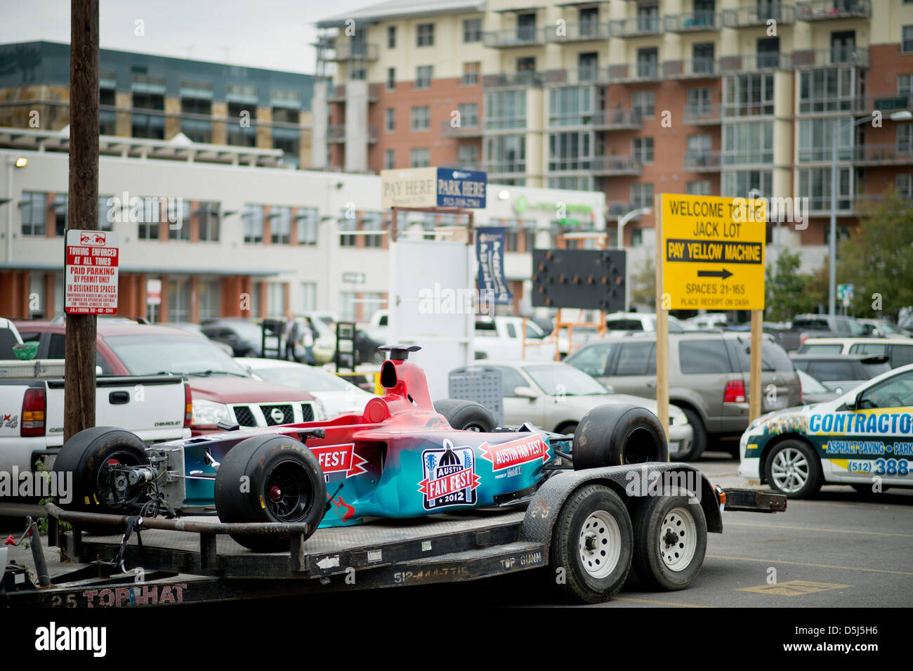 Ein Formel1 Showcar auf einem Anhänger, Dekoration für die bevorstehende Fanmeile während des GP-Wochenendes geparkt Innenstadt von Austin, Texas, USA, 13. November 2012. Die Formel 1 United States Grand Prix statt findet auf dem Circuit of The Americas in Austin am 18. November 2012. Foto: David Ebener dpa Stockfoto