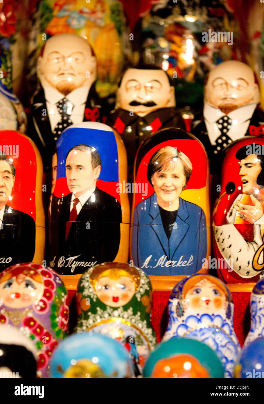 Der russische Präsident Vladimir Putin (2 L) und die deutsche Bundeskanzlerin Merkel Angela Merkel sind als Matroschka Puppen an einen Kreditor Stand vor der Kreml in Moskau, Deutschland, 15. November 2012 abgebildet. 14. Deutsch-russische Regierung Beratung findet im Kreml am 16. November 2012. Foto: Kay Nietfeld Stockfoto