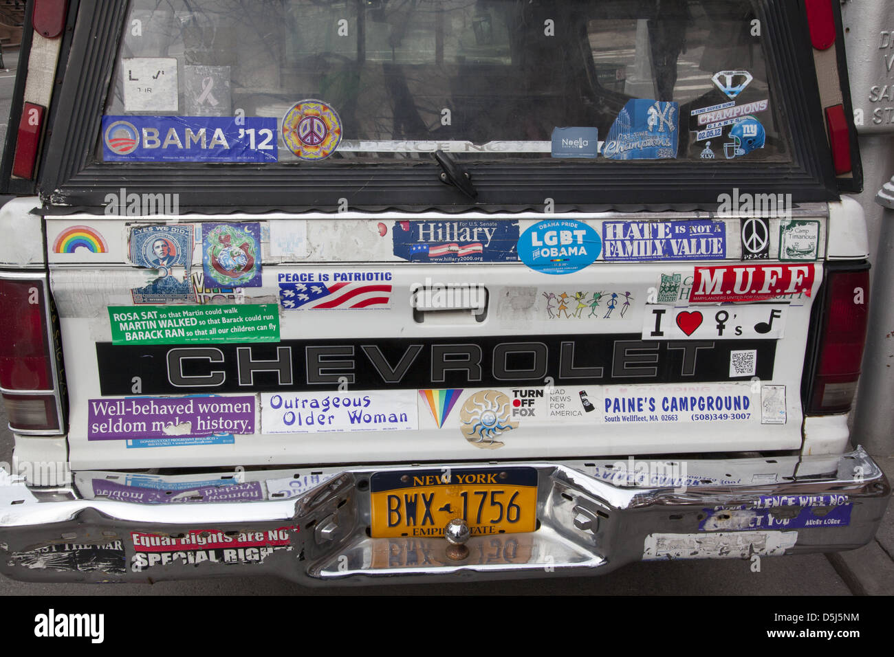 Aufkleber am hinteren Ende eines Minivans geparkt in Brooklyn, New York. Stockfoto