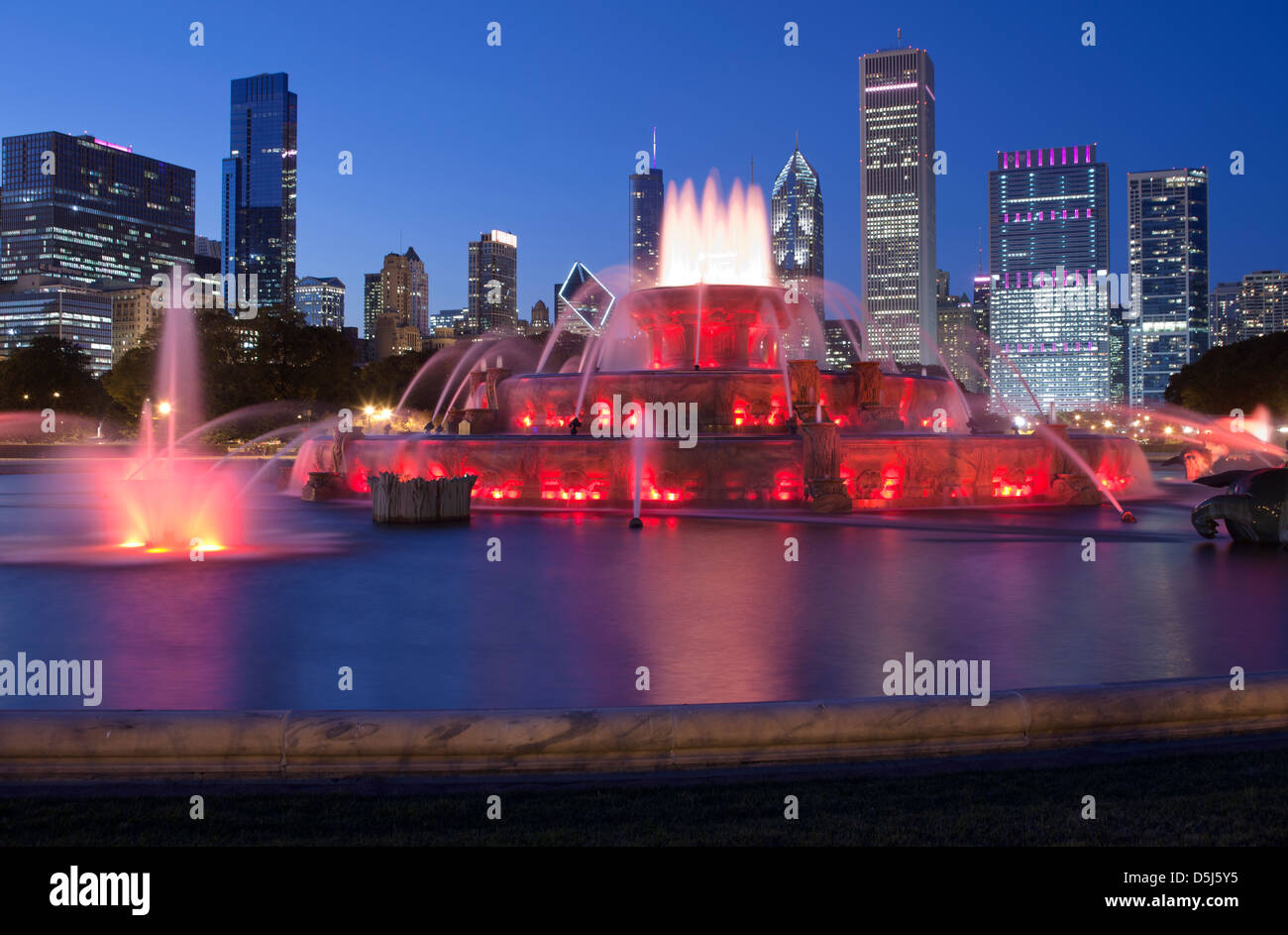 BUCKINGHAM BRUNNEN (© EDWARD BENNETT / MARCEL LOYAU 1927) GRANT PARK SKYLINE VON DOWNTOWN CHICAGO ILLINOIS USA Stockfoto