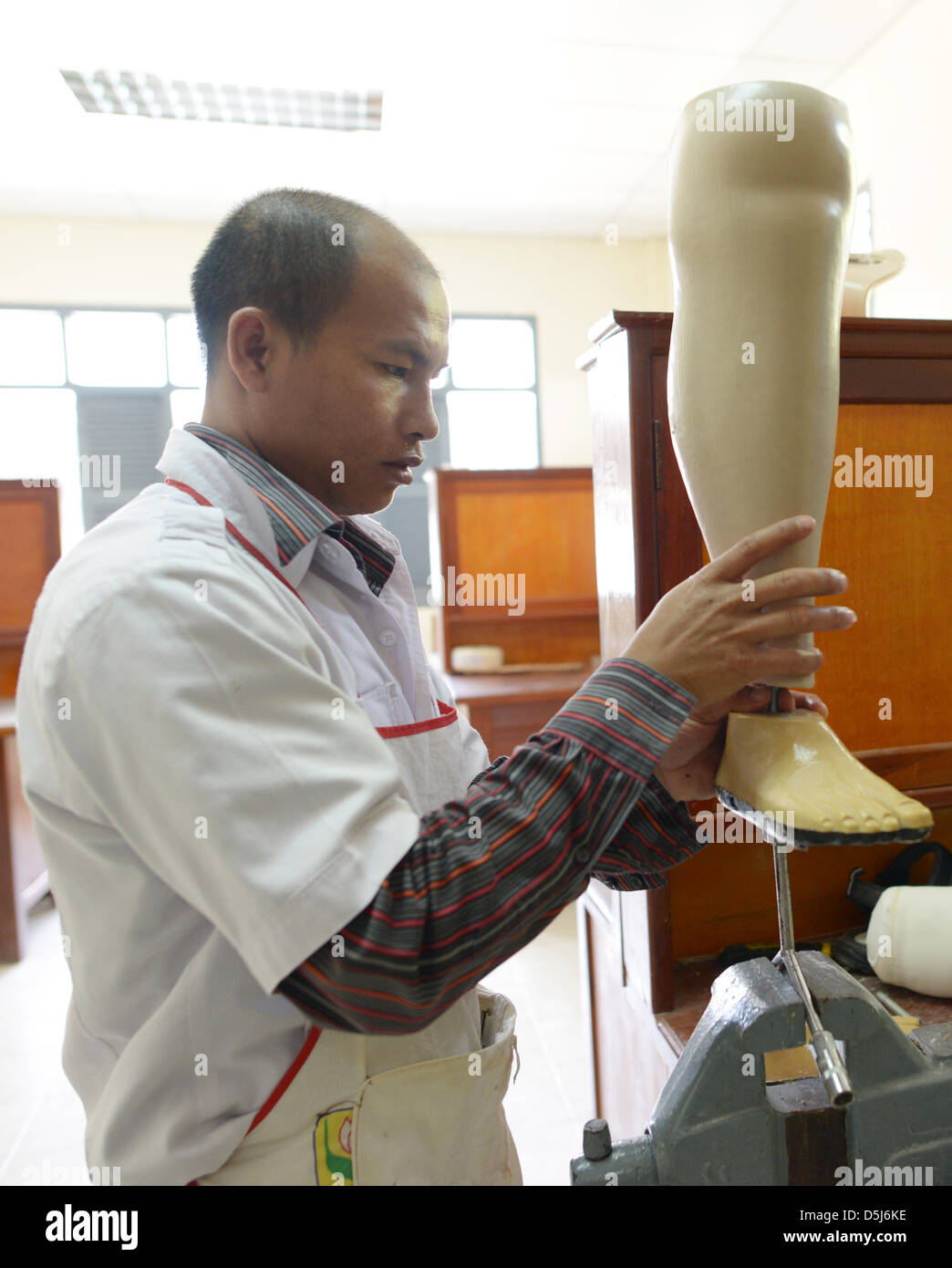 Eine Bein-Prothese ist bei der Dokumentation und Rehabilitations-Zentrum COPE für Opfer von Minen und Streumunition in Vientiane, Laos, 5. November 2012 abgeschlossen. COPE gegründet 1997, die Auswirkungen der Bombardements zu dokumentieren und zu den Opfern der Blindgänger aus dem Vietnamkrieg zu helfen. COPE unterstützt 1500 Patienten pro Jahr, von denen die Hälfte Opfer nicht explodierte Bomben sind. Foto Stockfoto