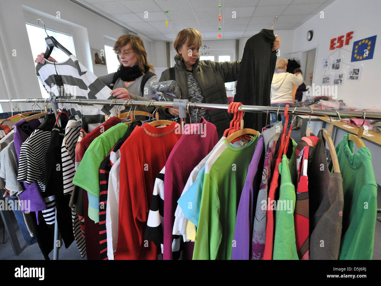 Frau sucht passende Kleidung in der Nahrung und Kleidung Bank Talisa e.v.  (Thüringer Arbeitslosen Initiative - Sozialarbeit) in Erfurt, Deutschland,  6. November 2012. Damen Bekleidung wurde von einer Design-Firma bedeutete  für alleinerziehende