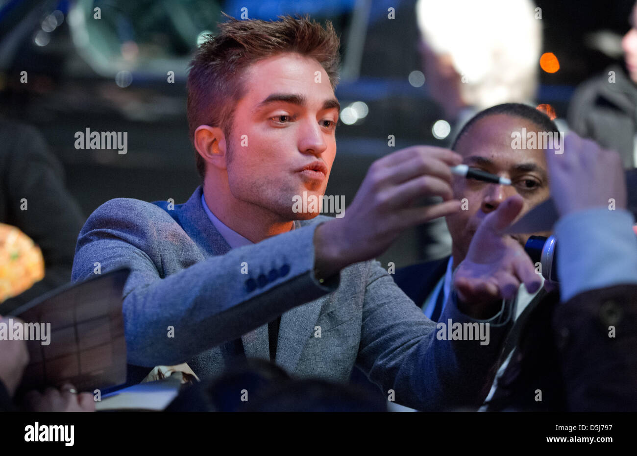 Britische Schauspieler Robert Pattinson bei der deutschen Premiere des Vampirfilm kommt "The Twilight Saga: Breaking Dawn   Teil 2" im Cinestar-Kino am Potsdamer Platz in Berlin, Deutschland, 16. November 2012. Die Filme kommen auf 22. November 2012 in die deutschen Kinos. Foto: Jörg CARSTENSEN Stockfoto