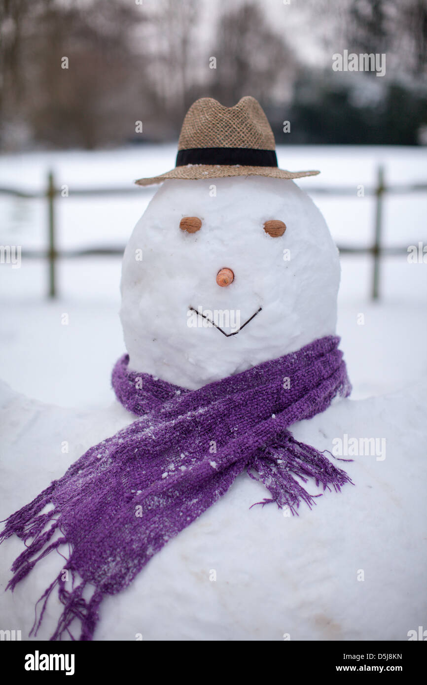 Einen großen Schneemann mit Mütze, Schal und Karotte Nase. Milford, Surrey, UK. Stockfoto
