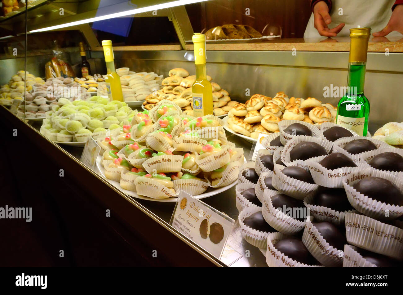 Süßigkeiten in einer Bäckerei in der historischen Bergdorf von Erice, Italien. Stockfoto