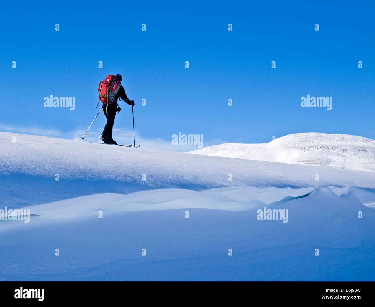 Skitouren in Nordnorwegen, Skifahren an den Rand eines corniced Schneehang Stockfoto