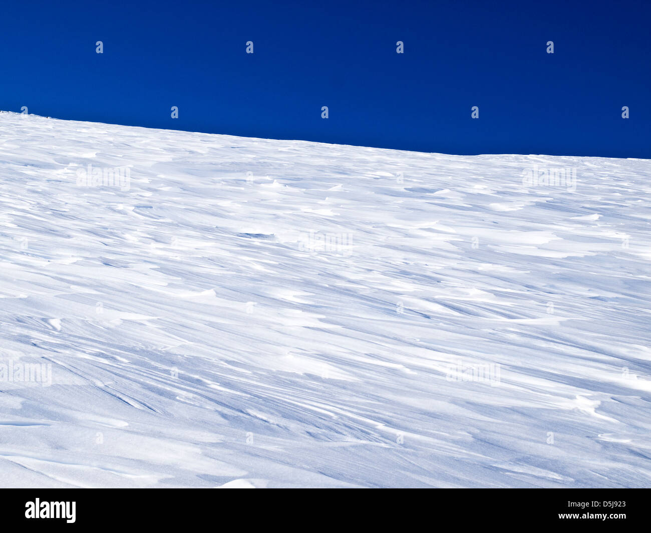 blauer Himmel und weiße Schnee im arktischen Norwegen Stockfoto