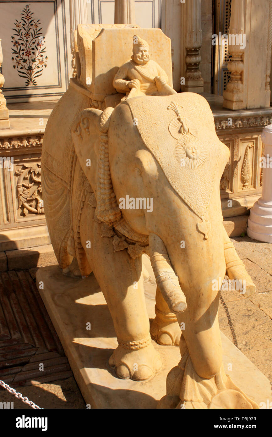 Statue eines Elefanten geschnitzt in Marmor Stadtschloss rosa Stadt Rajasthan Indien Stockfoto