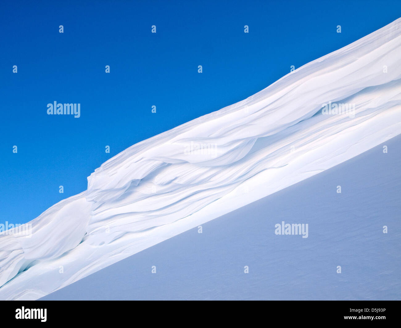 blauer Himmel und weiße Schnee im arktischen Norwegen Stockfoto