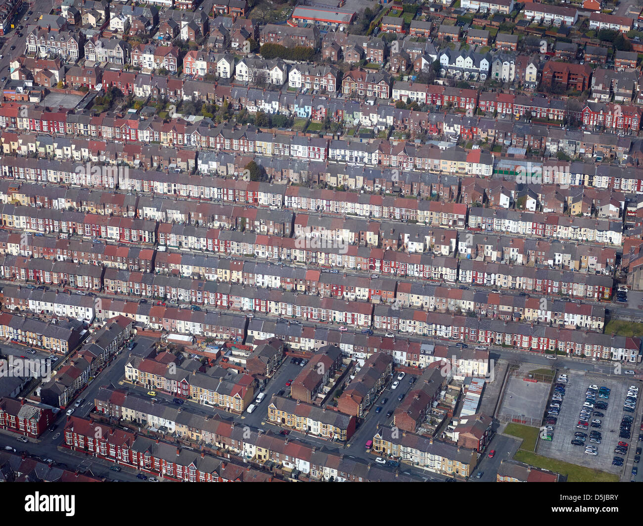 Terrasse-Gehäuse aus der Luft in Birkenhead, Merseyside, North West England UK Stockfoto