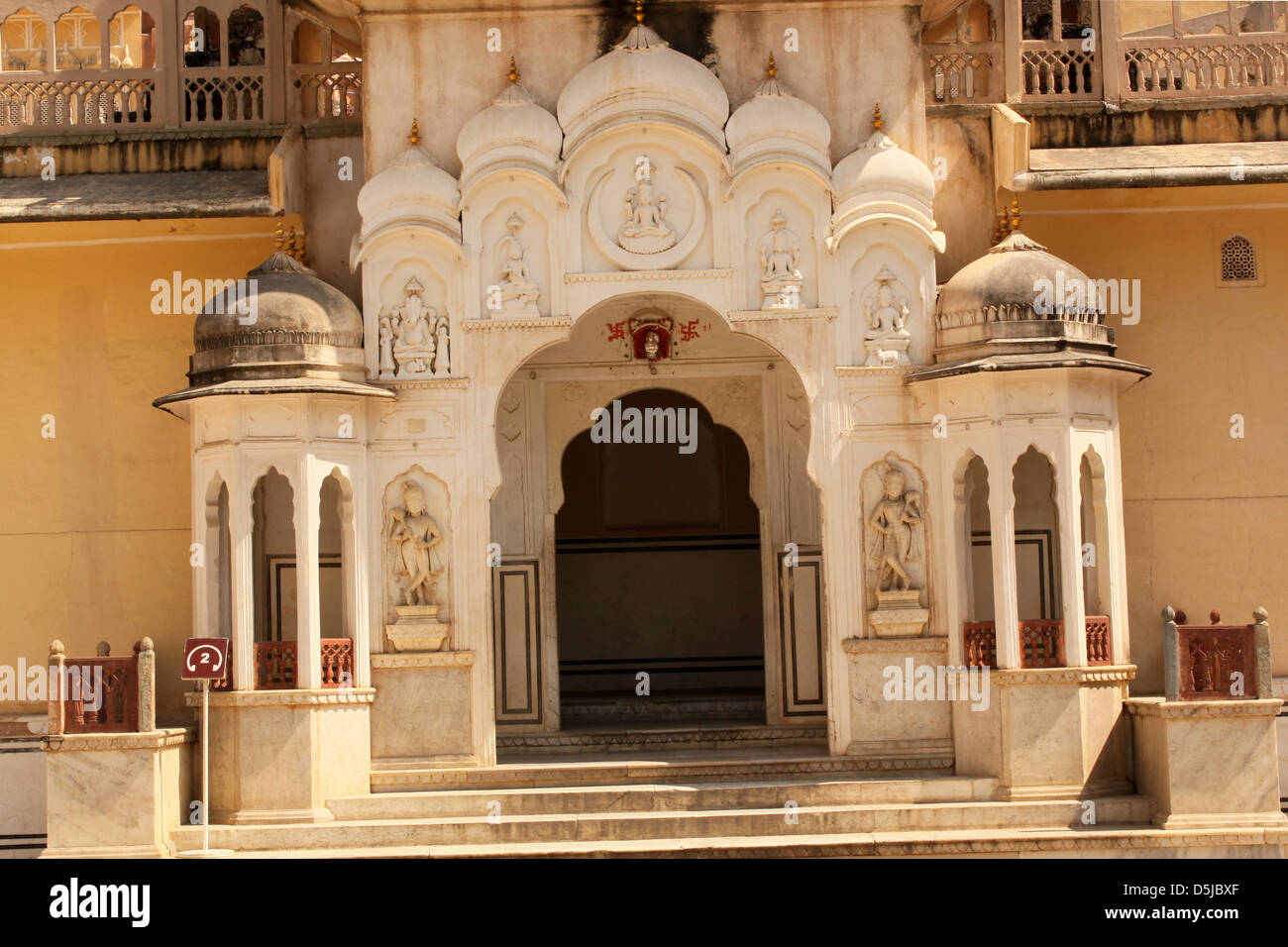 Komplizierte gewölbten Eingangstür zum Innere des Hawa Mahal Palast des Windes Jaipur Rajasthan Indien Stockfoto