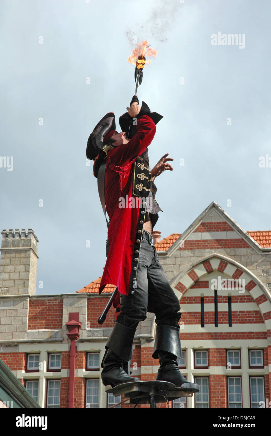 Durchführung von Feuerschlucker und Sword Swallower. Fremantle. Stockfoto