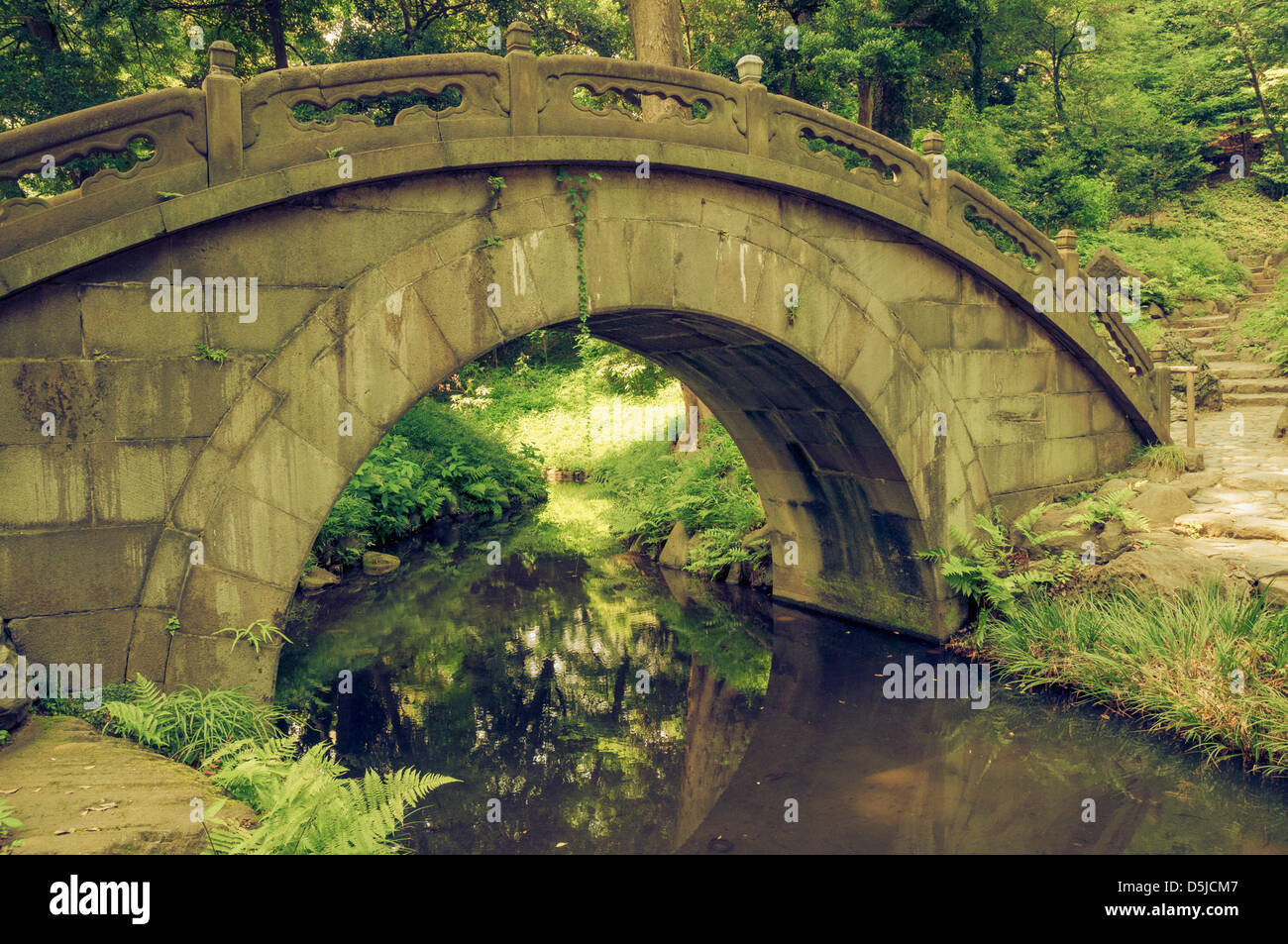 malerische Steinbrücke über ruhige Gewässer Stockfoto