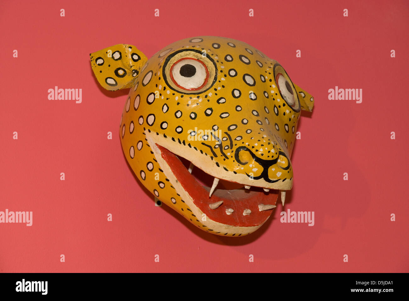 Santa Fe: Museum der internationalen Volkskunst / Jaguar Kopf in Lobby Stockfoto