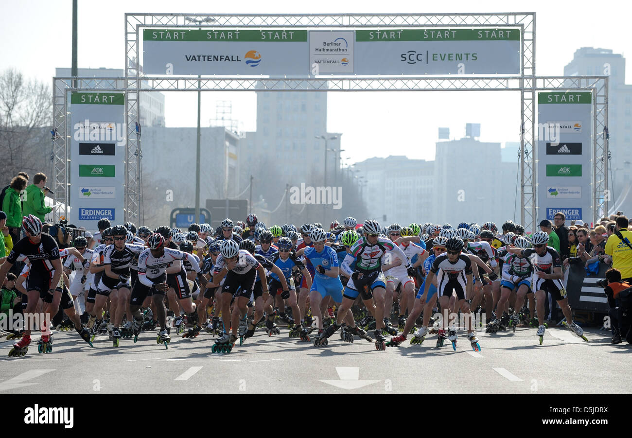 Starten Sie Herren Elite Inline-skating beim Halbmarathon. Berlin, Deutschland - 03.04.2011. Stockfoto