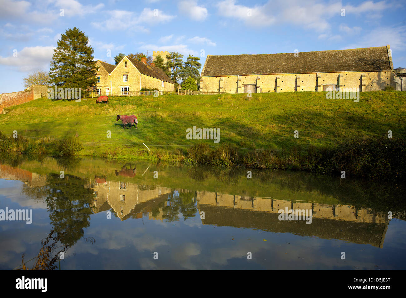 Ländliches Motiv an den Ufern des Kanals Oxford Canal UPPER HEYFORD Oxfordshire Oxon England Kanäle Szene Farben Farben bunt Stockfoto