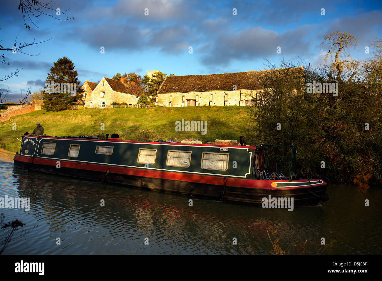 Ländliches Motiv an den Ufern der Oxford Canal UPPER HEYFORD Oxfordshire Oxon England Kanal Kanäle Szene Narrowboat Boot Wasser Stockfoto