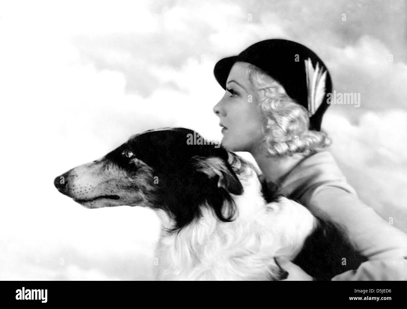 20er Jahre Mode-Modell mit Saluki Hund. Stockfoto