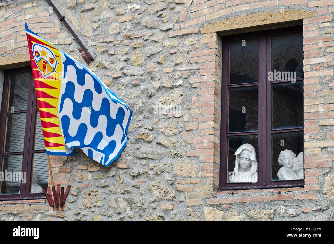 Fenster über die Rossi Alabaster-Fabrik und Geschäft in Volterra, Italien Stockfoto