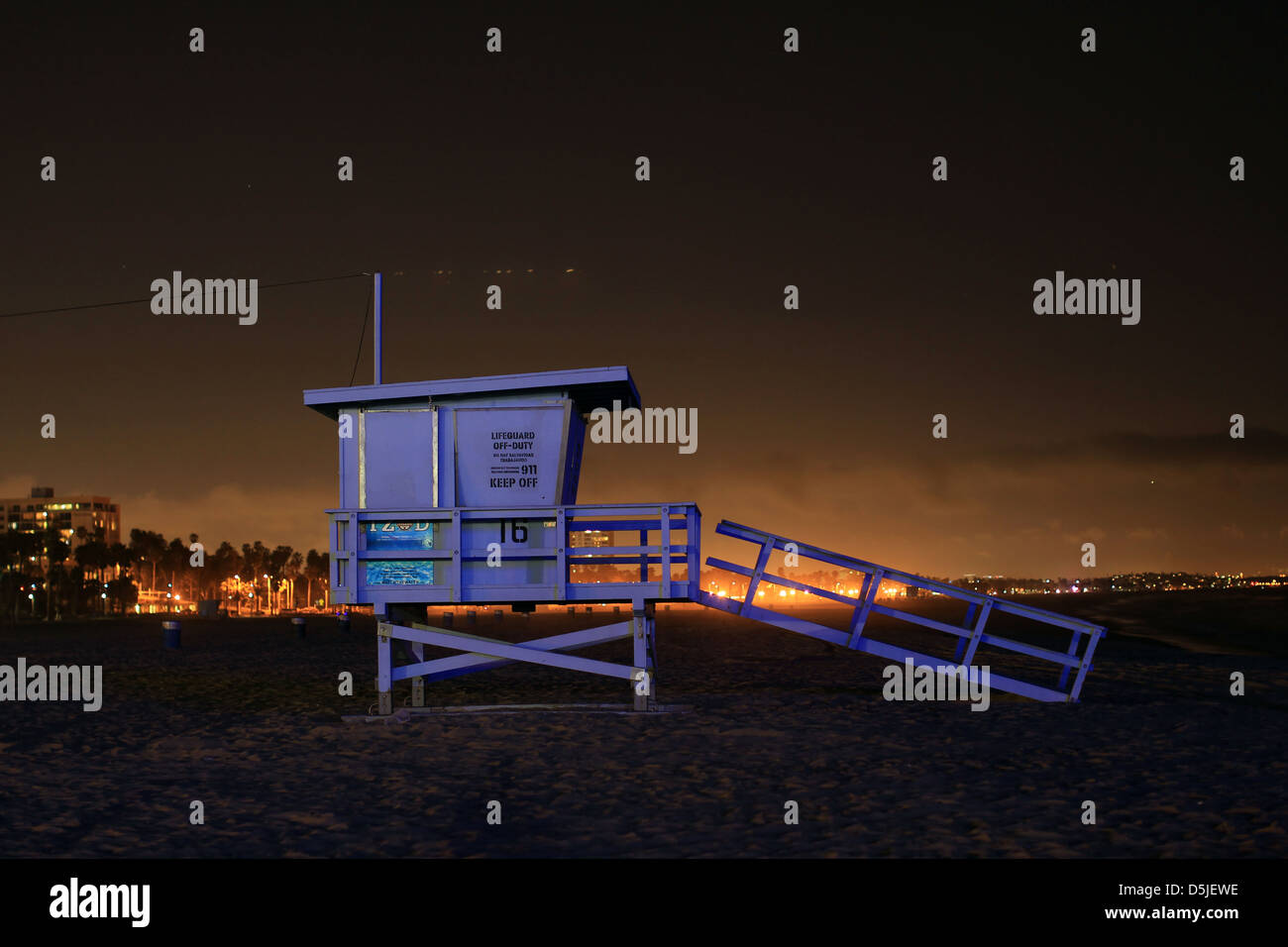 Rettungsschwimmer-Turm nachts am Strand von Santa Monica. Stockfoto