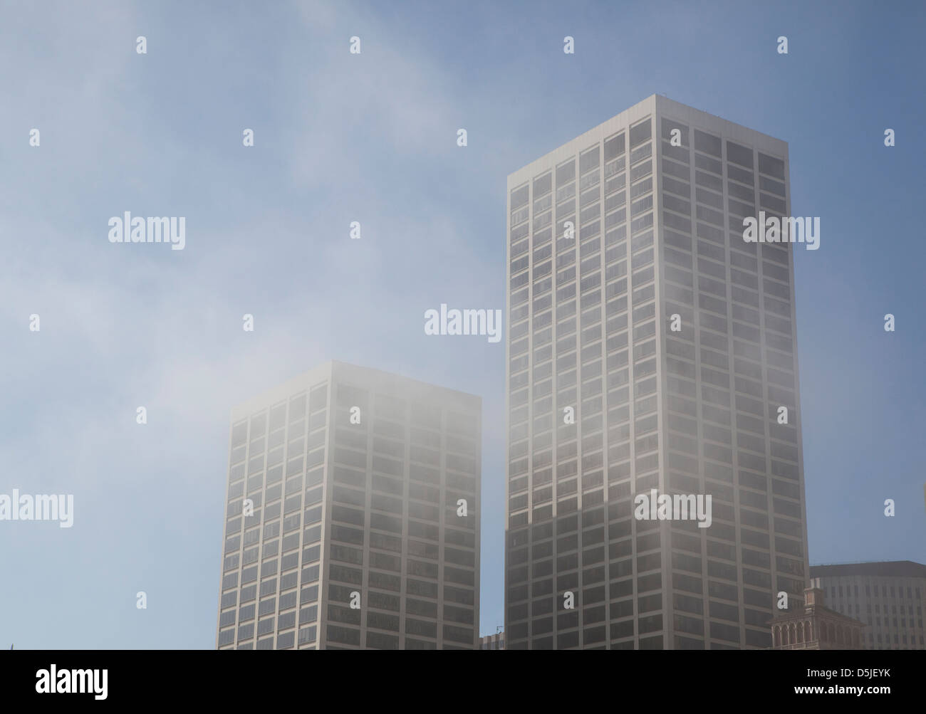 Nebel um Gebäude in San Francisco Stockfoto