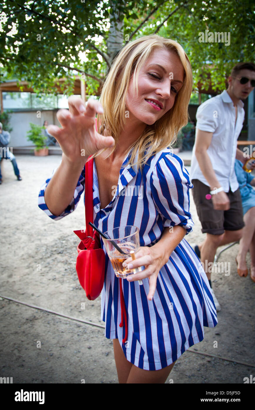 Gast bei FIRMA Fashion Show im Club Berghain während der Mercedes-Benz Fashion Week Berlin Frühjahr/Sommer 2012. Berlin, Deutschland- Stockfoto