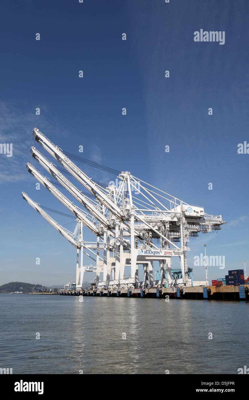 Kran und Containerschiff Oakland, Kalifornien Stockfoto