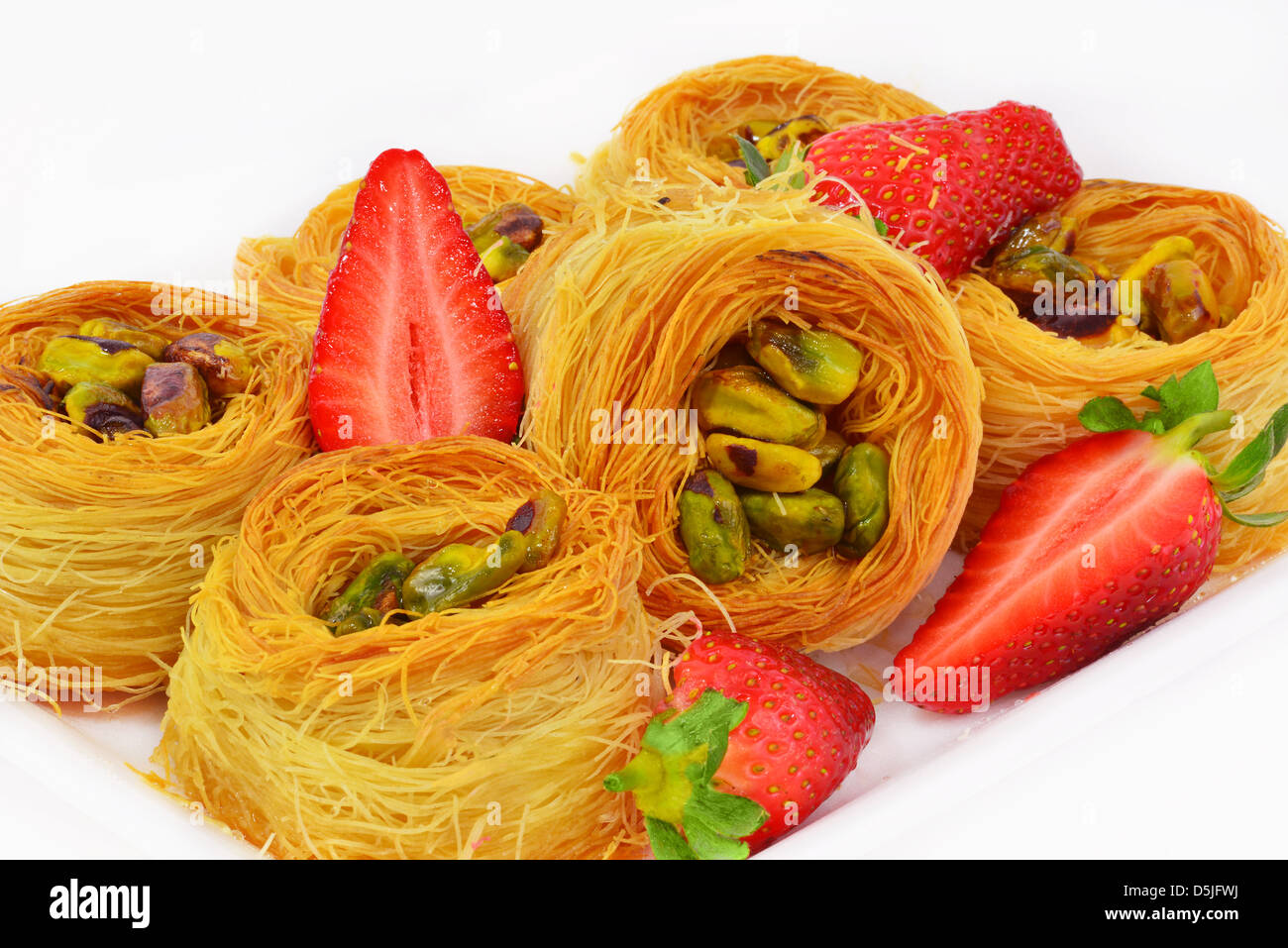 Traditionelle orientalische Süßspeise. Östlichen Süßigkeiten - Baklava mit Pistazien. Stockfoto