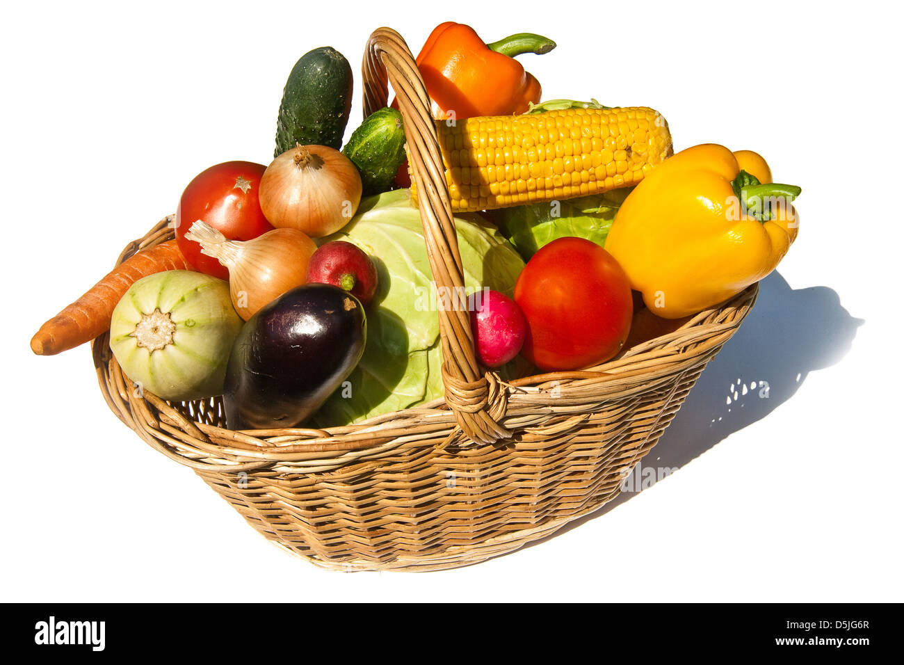 Korb mit Gemüse aus einem Gemüsegarten auf weißem Hintergrund Stockfoto