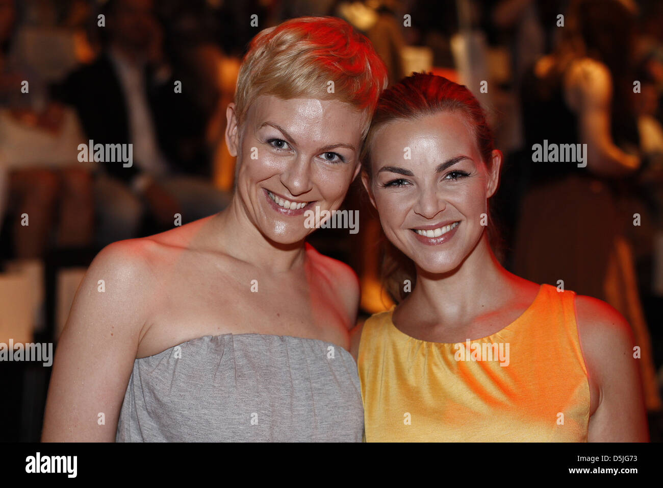 Karen Heinrichs und Annika Kipp bei Mercedes-Benz Fashion Week Berlin Frühjahr/Sommer 2012 - Laurel Front Row im Fashion-Zelt auf Stockfoto
